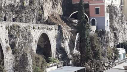 Amalfi: frana un costone, si scava fra le macerie