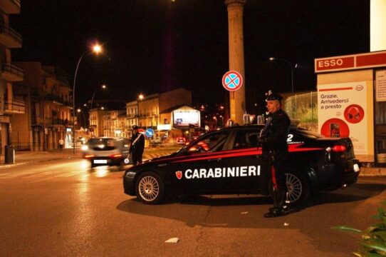 I carabinieri scoprono una festa di 18  anni in un ristorante