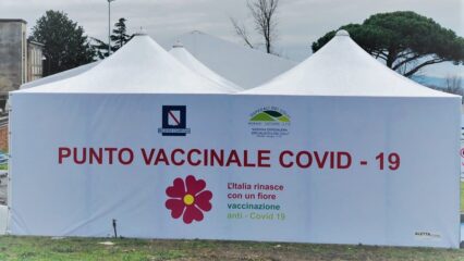 Vaccini Campania, domani prenotazione per fascia 45-49. Over 40 dal 18 maggio