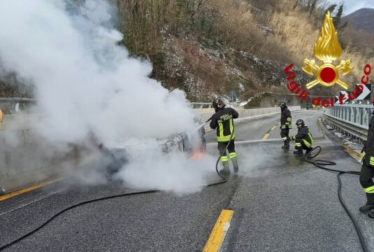 Auto in fiamme sull’autostrada