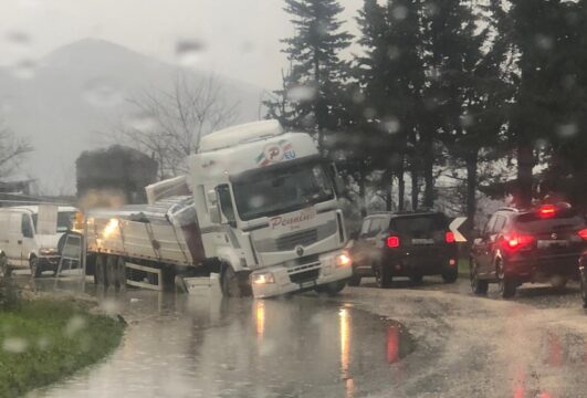 Camion sprofonda a causa del maltempo
