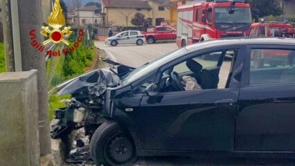 Valle Caudina: auto contro un muro, due uomini incastrati all'interno