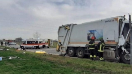Operai stradali travolti da camion rifiuti: un morto e un ferito grave