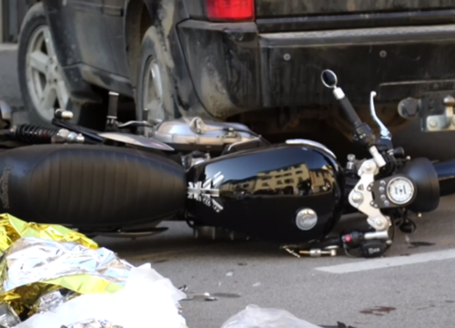 Violento impatto tra un’auto e una moto: morto centauro di 45 anni
