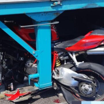 Tragico schianto contro un camion: muore motociclista