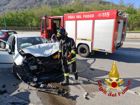 Incidente alla rotonda, due auto coinvolte Il Caudino
