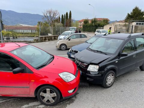 Scontro tra 2 auto nel pieno centro di Montesarchio
