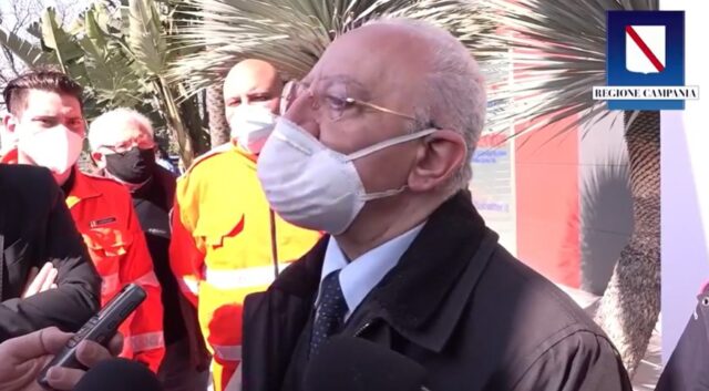Aumentano i positivi ed i ricoveri in Campania, De Luca prorogherà l’uso delle mascherine all’aperto
