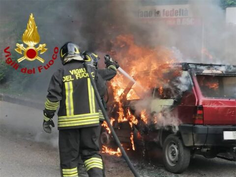 Auto in fiamme, vigili del fuoco salvano anziano