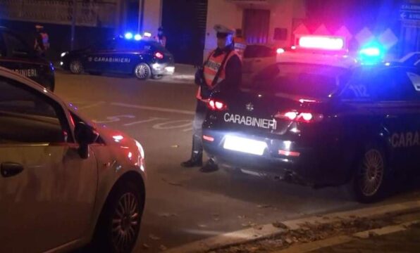15enne ruba l’auto al padre e per sfuggire ai carabinieri manda una donna in ospedale