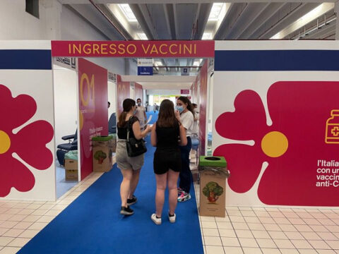 Centro Commerciale Campania: aperto l’hub vaccinale