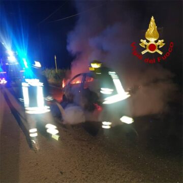 Valle Caudina: a fuoco un’autovettura, messi in salvo un uomo e una donna