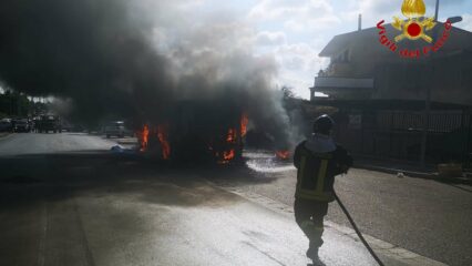 Autobus in fiamme, in fuga autista e passeggeri