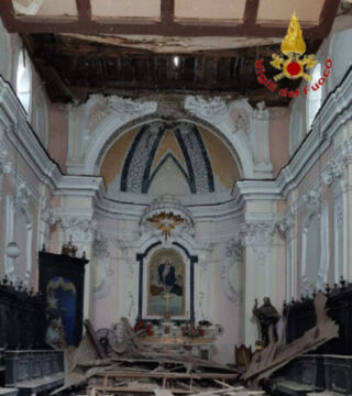 Crolla il soffitto della chiesa dell’Assunta