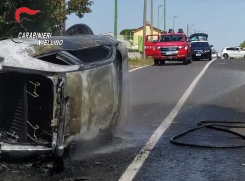 Auto Si Ribalta E Prende Fuoco