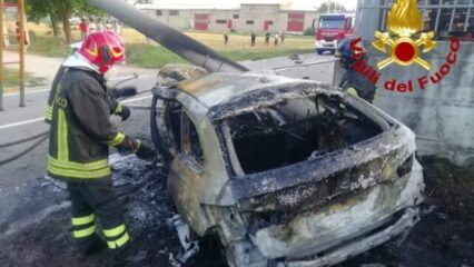 Auto si schianta contro palo di cemento e prende fuoco