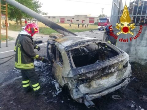 Auto si schianta contro palo di cemento e prende fuoco
