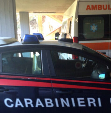 Pronta a lanciarsi dalla finestra, salvata dai carabinieri