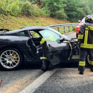 Perde controllo della sua Ferrari: si schianta contro guardrail