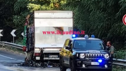 Valle Caudina: camioncino in fiamme sull'Appia