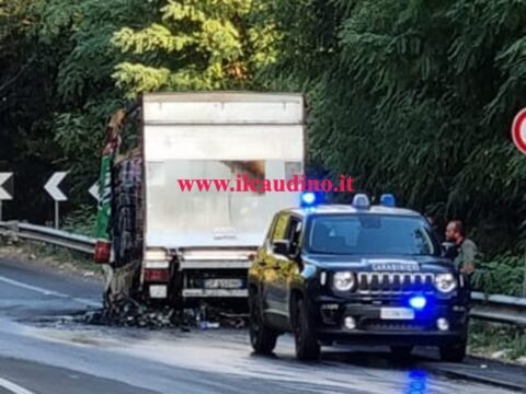 Valle Caudina: camioncino in fiamme sull’Appia