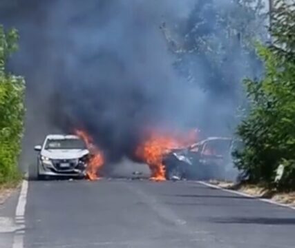 Drammatico incidente, due auto prendono fuoco
