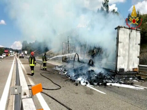 Autoarticolato in fiamme sull’A16, chiusi gli svincoli autostradali