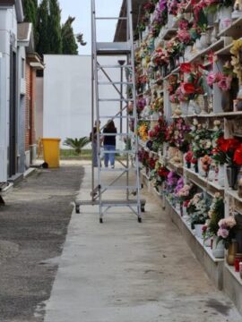 Donna di 50 anni tenta il suicidio nel cimitero