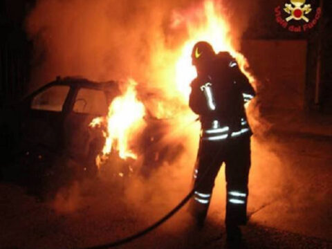 Montesarchio: autocarro in fiamme, indagano i carabinieri