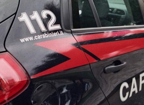 32enne picchia la madre e si scaglia contro i carabinieri