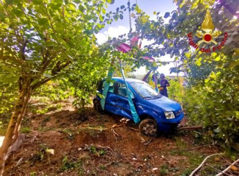 Auto Nella Scarpata Donna Alla Guida Messa In Salvo