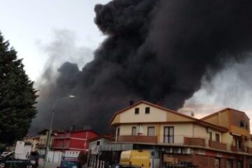 Incendio Airola, in fumo materiale letale come l'amianto, la denuncia di Muscarà