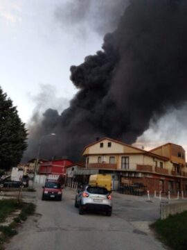Incendio Airola, in fumo materiale letale come l'amianto, la denuncia di Muscarà