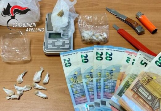I carabinieri interrompono una compravendita di droga, 40enne in arresto e 35enne denunciato
