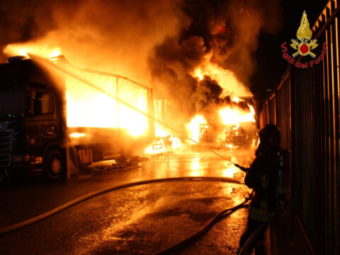 Incendio in un deposito di camion, decine di mezzi in fiamme