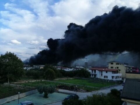 Valle Caudina: incendio spaventoso nella zona industriale di Airola