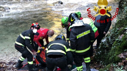 Anziano cade nel fiume, recuperato dai vigili del fuoco