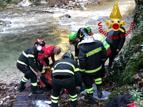 Anziano cade nel fiume, recuperato dai vigili del fuoco