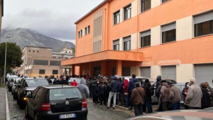 Montesarchio: proteste e assembramenti sotto la pioggia all'hub vaccinale