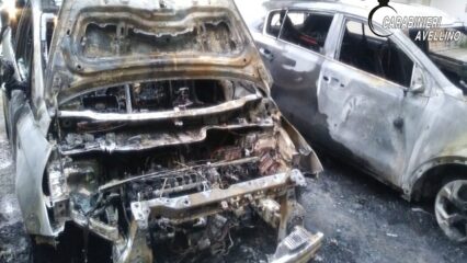 Due auto distrutte dalle fiamme