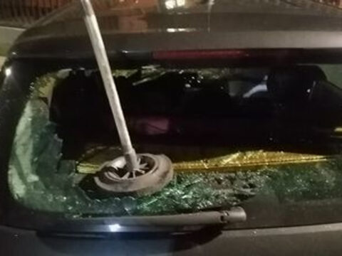 Valle Caudina: vandali distruggono un’auto parcheggiata nel pieno centro di Cervinara