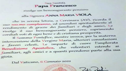 Cervinara: benedizione del Papa, fiori e targa dal sindaco per i primi 100 anni della signora Viola