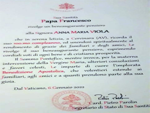 Cervinara: benedizione dal Papa, fiori e targa dal sindaco per i primi 100 anni della signora Viola