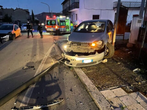 Valle Caudina: violento scontro tra due auto, abbattuto un palo della pubblica illuminazione