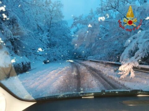 Nevicata in Irpinia blocca mezzi pesanti