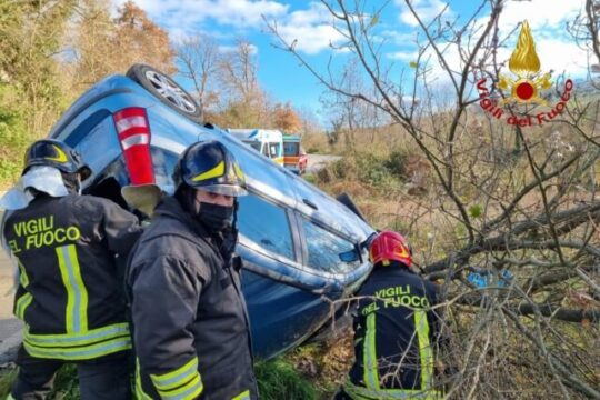 Due pompieri e un podista feriti, sfiorata la tragedia