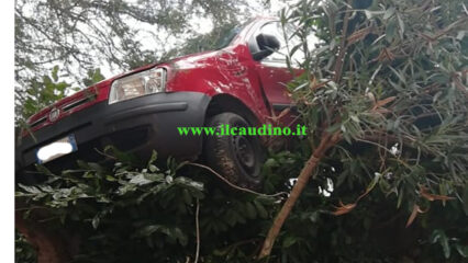 Valle Caudina: schianto incredibile, auto su un albero