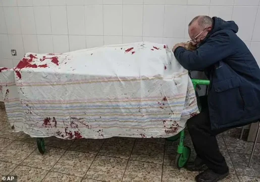 La guerra in una foto, un padre che piange sul cadavere del figlio