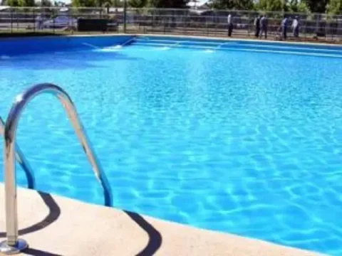 Bimbo di 4 anni annega in una piscina per adulti