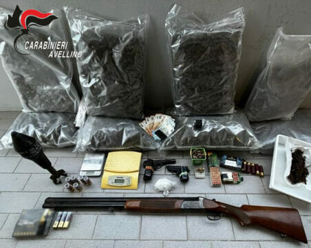 50 grammi di coca e tre pistole, arrestato 40enne